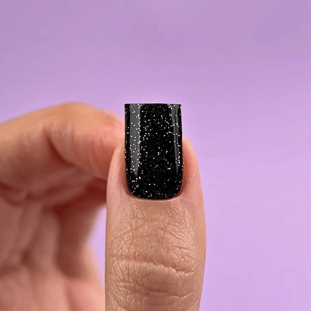 Top Coat DNKa' Opal 12 ml sobre uña negra