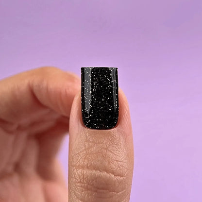 Top Coat DNKa' Opal 12 ml sobre uña negra